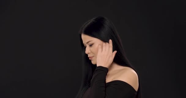 Лицо красавицы на черном фоне — стоковое видео