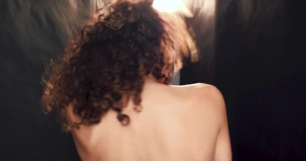 Retrato de mujer morena impresionante — Vídeo de stock