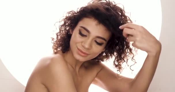 Portret van een mooie brunette op witte achtergrond — Stockvideo