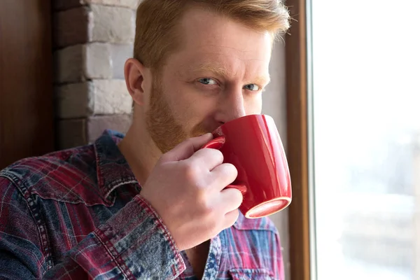 Attractive guy drinking coffee. — Stock Photo, Image