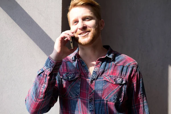 Joven guapo hablando por teléfono . — Foto de Stock