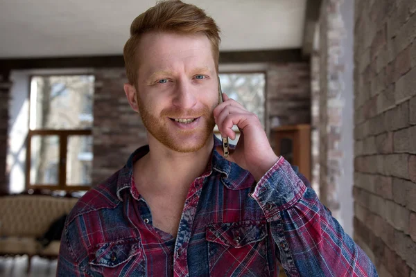 Handsome young man talking on phone. — Stock Photo, Image