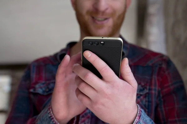 Guy digitando su smartphone . — Foto Stock