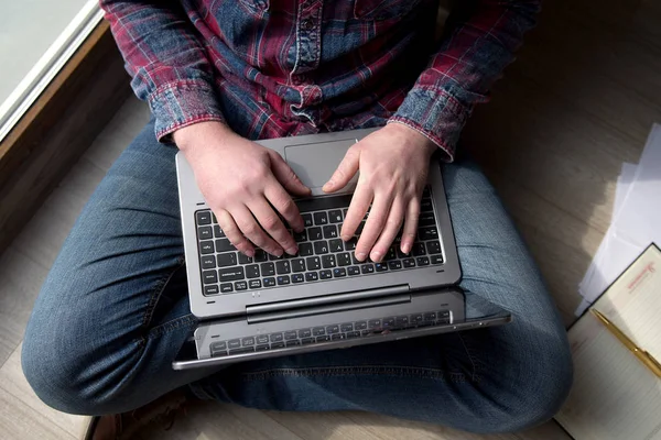 Junger Kerl arbeitet zu Hause. — Stockfoto