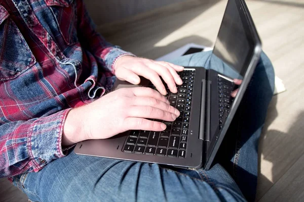 Jovem trabalhando no computador em casa . — Fotografia de Stock