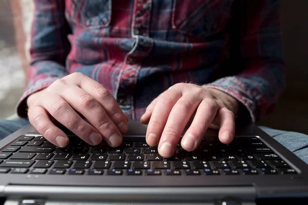 Die Hände Tippen Auf Der Laptop Tastatur Frontansicht Eines Jungen — Stockfoto