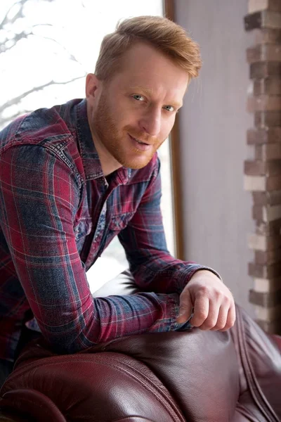 Portrait of handsome guy in his apartment. — Stock Photo, Image