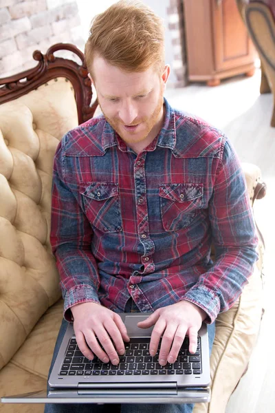 Homme attrayant travaillant sur ordinateur . — Photo