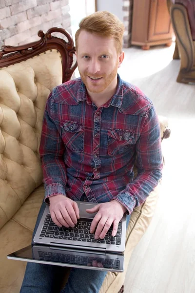 Hombre atractivo trabajando en la computadora . — Foto de Stock