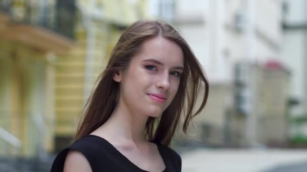 На відкритому повітрі портрет красивої молодої дівчини — стокове відео