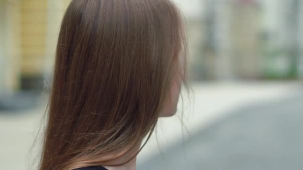 Retrato al aire libre de una hermosa joven — Vídeos de Stock