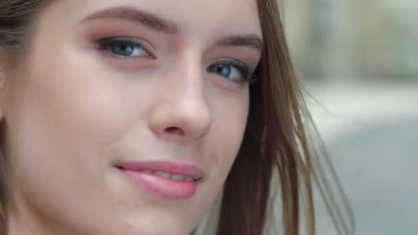 Güzel genç kız açık havada portresi — Stok video