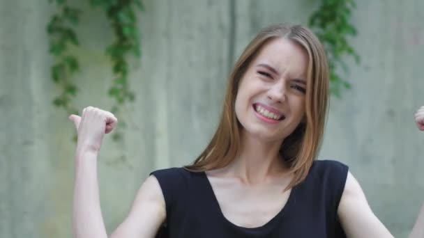 Портрет красивой сексуальной улыбающейся счастливой девушки — стоковое видео