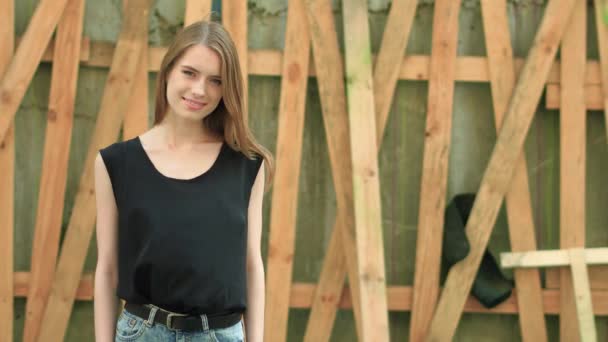 Chica vestida a la moda al aire libre — Vídeos de Stock