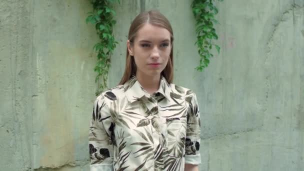 Meisje in mode kleding met bloemenpatroon — Stockvideo