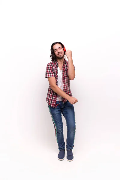 Jovem bonito cara posando casualmente isolado no branco — Fotografia de Stock