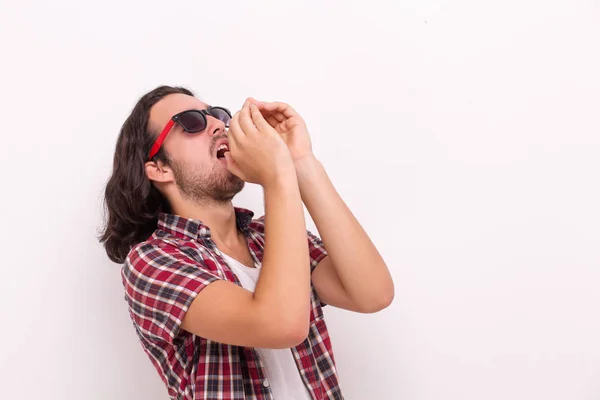 Hombre barbudo guapo en ropa casual —  Fotos de Stock