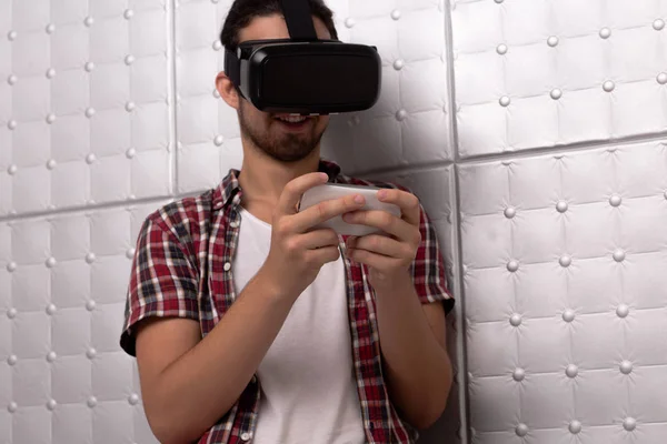 Young man wearing virtual reality glasses — Stock Photo, Image