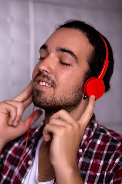 Giovane uomo con le cuffie — Foto Stock