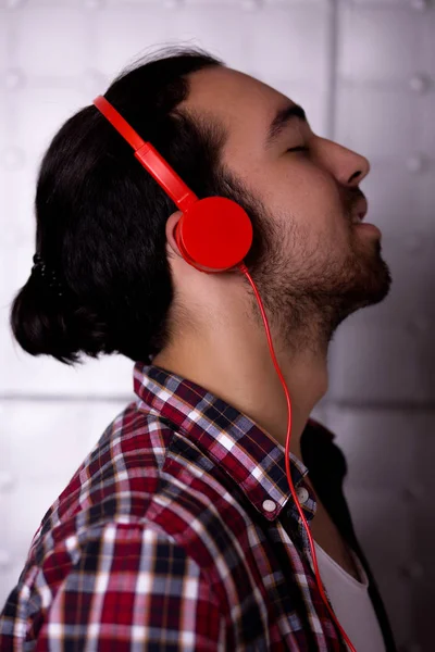 Homem jovem usando fones de ouvido — Fotografia de Stock