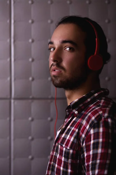 Hombre joven con auriculares —  Fotos de Stock