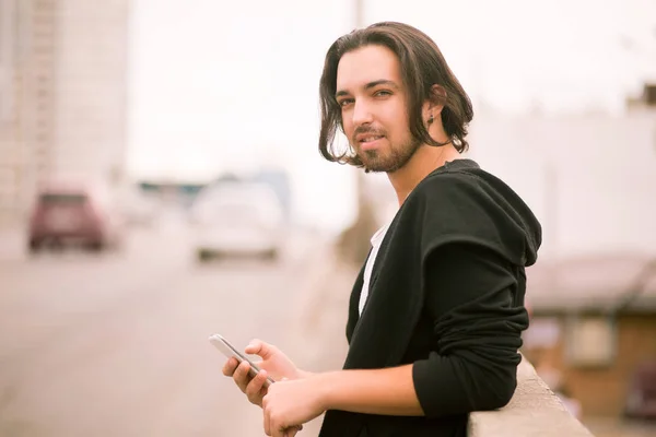 Retrato de un joven confiado caminando afuera — Foto de Stock