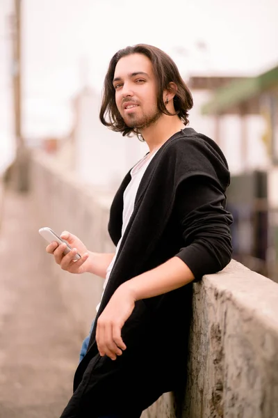 Porträtt av en självsäker ung man som går utanför — Stockfoto