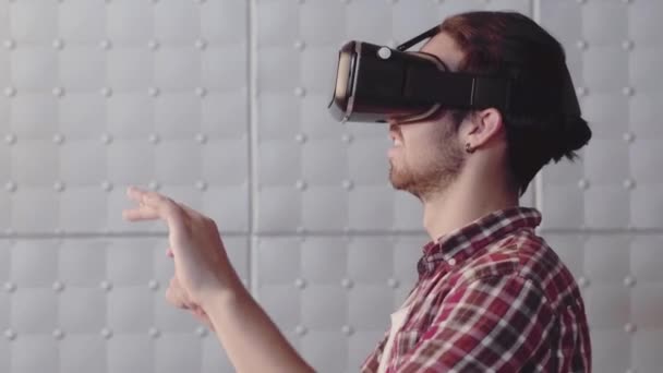 Человек в виртуальных очках — стоковое видео