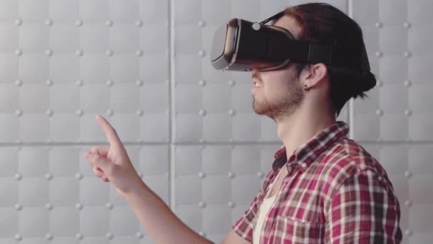 Une personne en lunettes virtuelles — Video