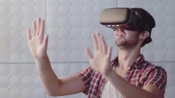 En person i virtuella glasögon — Stockvideo