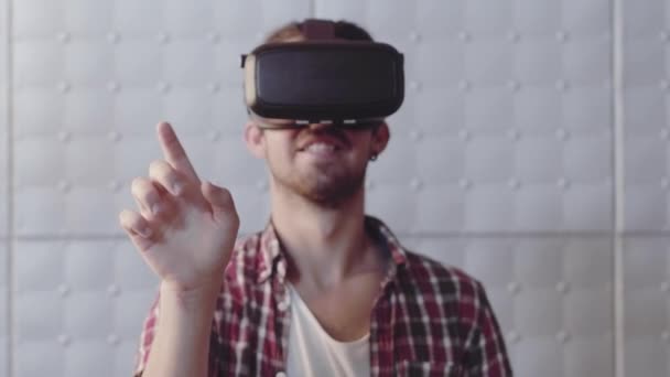 Une personne en lunettes virtuelles — Video