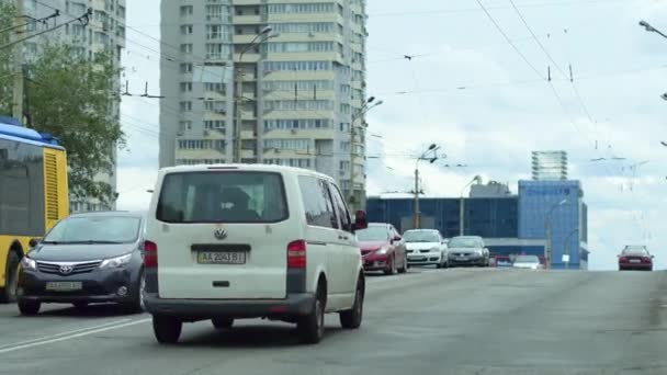 Carros na estrada em cidade movimentada — Vídeo de Stock