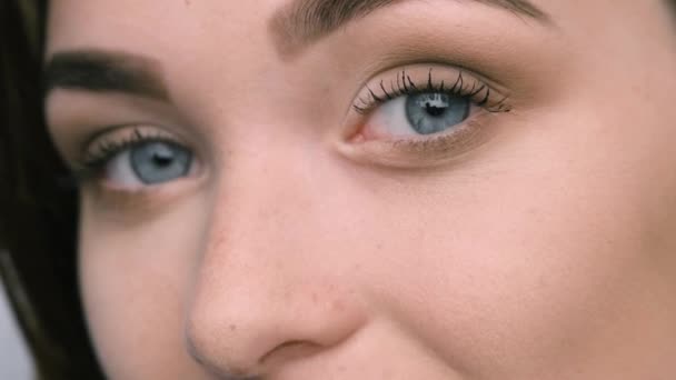 Close up vista de olhos de mulher azul com belos tons dourados — Vídeo de Stock