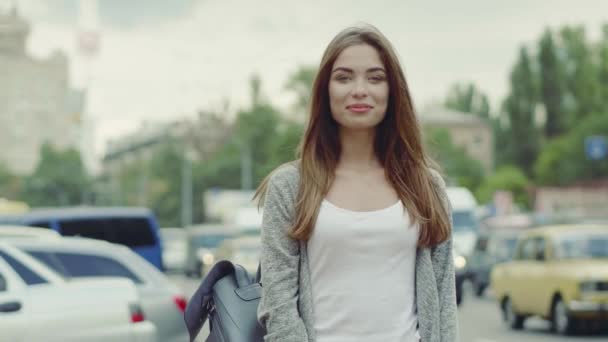 Schöne junge Frau, die auf der Straße geht — Stockvideo