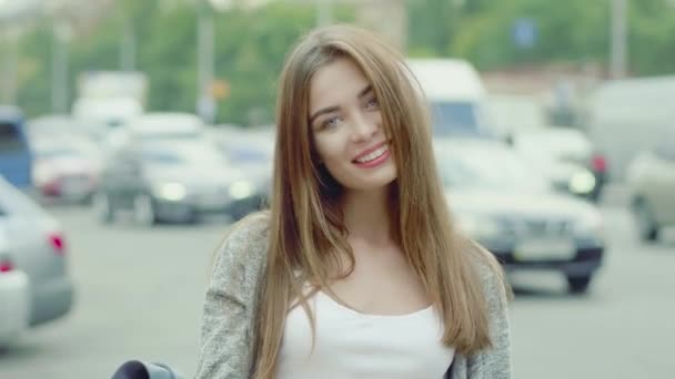 Krásná mladá žena kráčející po ulici — Stock video