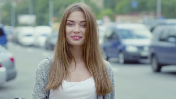 Красива молода жінка, що йде на вулиці — стокове відео