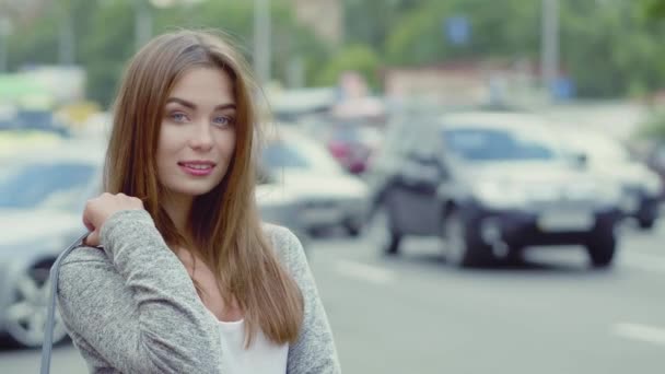 Schöne junge Frau, die auf der Straße geht — Stockvideo