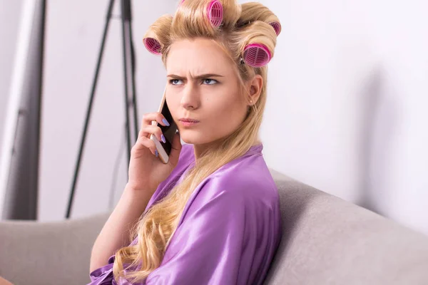 Ung flicka på sin telefon hemma. — Stockfoto