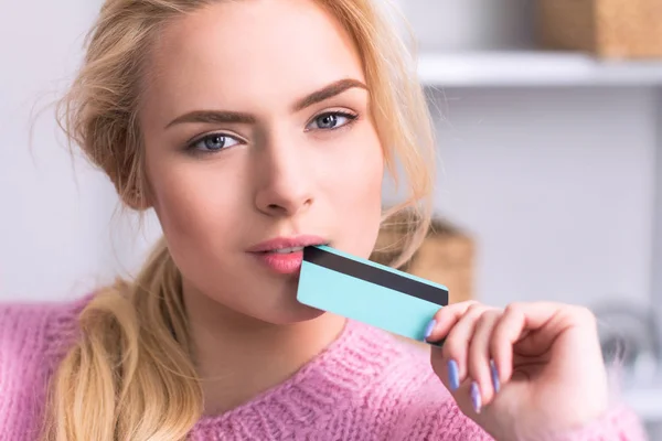 Atrakcyjna kobieta gryzienie karty kredytowej. — Zdjęcie stockowe