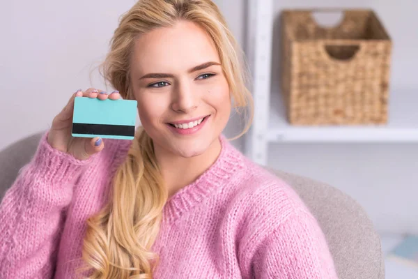 Wanita cantik dengan kartu kredit di tangannya . — Stok Foto