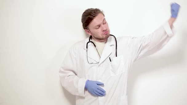 Porträt eines Tierarztes in Klinik — Stockvideo