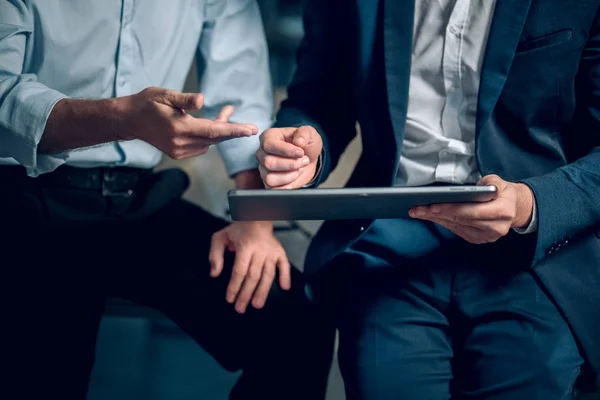 Primer plano de dos hombres de negocios con tablet . — Foto de Stock