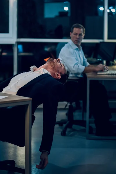 Бізнесмен заснув під час роботи . — стокове фото