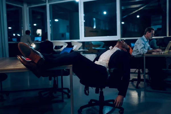 Empresario durmiendo durante el trabajo . — Foto de Stock