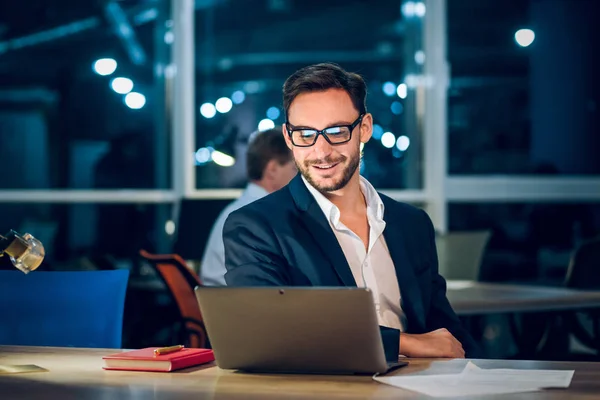 Hombre de negocios guapo con portátil de trabajo de noche . — Foto de Stock