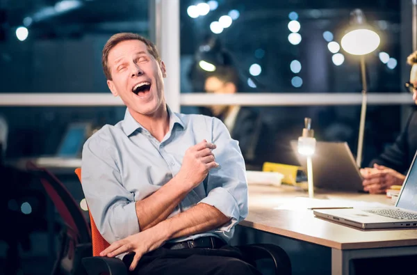 Επιχειρηματίας γελάει στο γραφείο. — Φωτογραφία Αρχείου