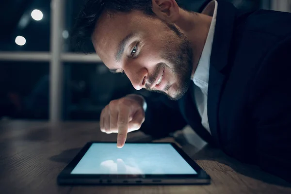 Empresario trabajando con la tableta tarde en la noche . — Foto de Stock