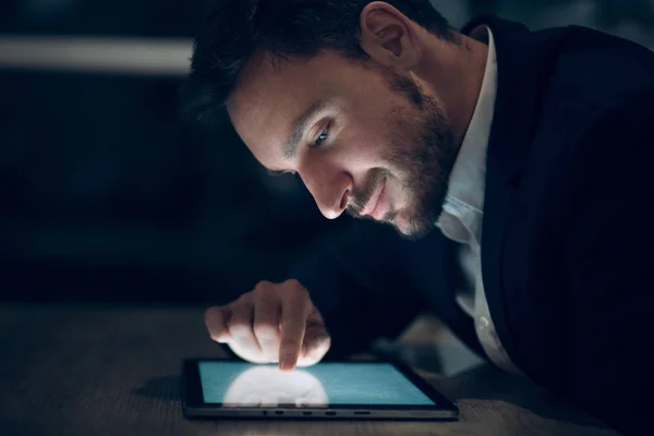 Empresario trabajando con la tableta tarde en la noche . — Foto de Stock