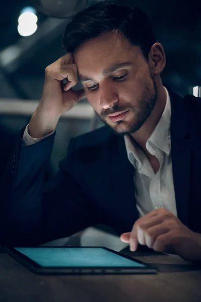 Empresario trabajando con la tableta tarde en la noche . — Foto de Stock