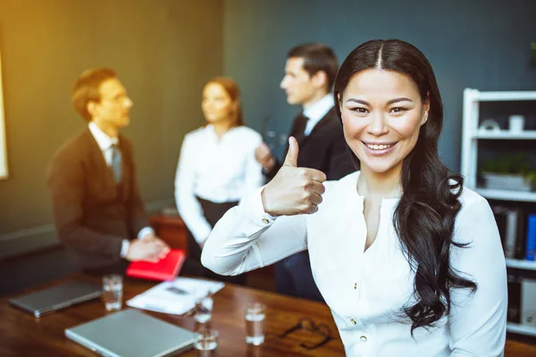 Mujer de negocios moderna en reunión de negocios —  Fotos de Stock